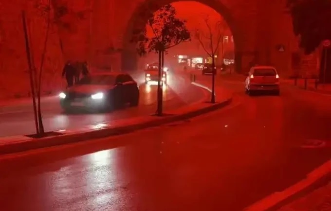 Greqia goditet nga stuhi ere dhe rëre, një i vdekur afër Athinës